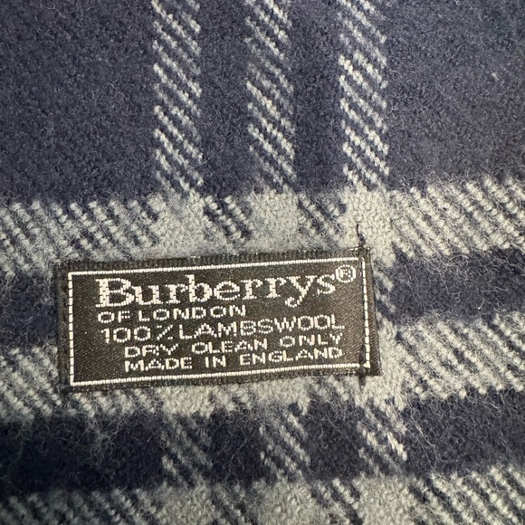 Authentic Burberry lambswool scarf - Picture 6 of 6